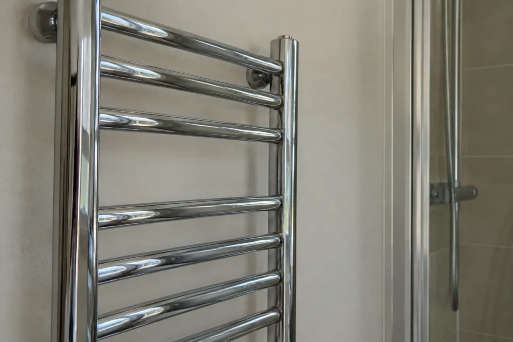 Radiateur chromé et mur mat